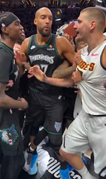 华体会体育官方入口-近距离体验NBA球员冲突压迫感！约基奇这体型也就戈贝尔敢劝架了